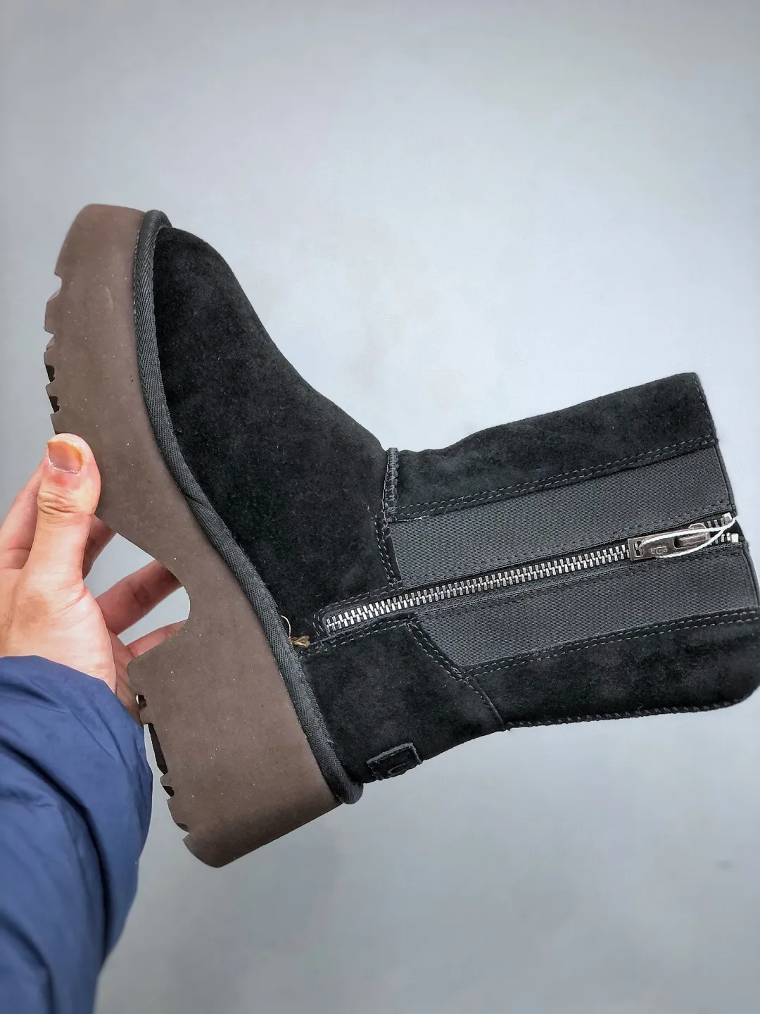 Local self-pickup💰700 supports store placement. The top version on the market UGG Fishman Thick-soled Pencil Boots. 5cm thick sole. Xiaohongshu’s hot model. Produced by a major foreign trade factory in Guangzhou. Toe box to insole are all made of genuine sheep fur. Independent outer box packaging. Chip. Waterproof technology. Differentiated from any version on the market. 5cm thick sole. Independent original development of outsole. Cashmere insole. Keep warm in winter. It is a very suitable choice for home use. In the new year, uug launches a style series. Partly catered to the preferences of young consumers, it has also moved to the forefront of fashion trends. Shoe body material: water-repellent coated suede upper, 17 mm UGGPURE™ implanted wool insole, lightweight non-slip and comfortable rubber outsole, with brand LOGO and trademark, with full packaging. Size: 35 36 37 38 39 40